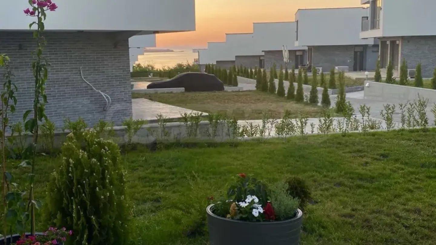 Spacious Beach House with Stunning Sea Views - Image 2