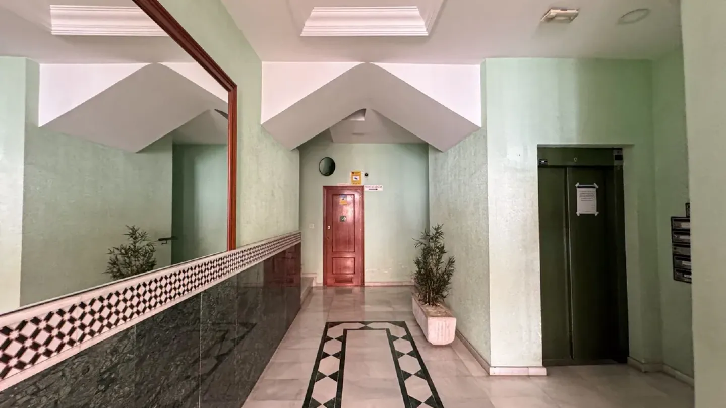 Spacious 3-Bedroom Apartment in Almería Capital with South-East Exposure - Image 3