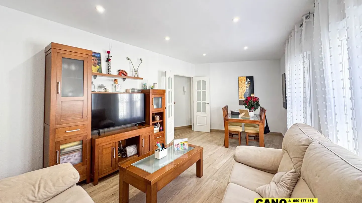 Spacious Refurbished Triplex Apartment in Central Almería, Spain - Image 3