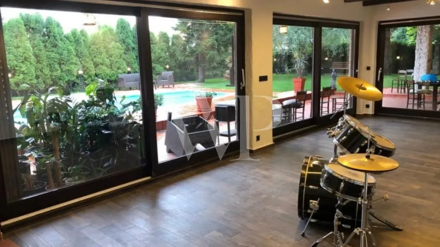 Spacious House with Pool and Terrace in Belgrade, 5 Bedrooms - Image 1