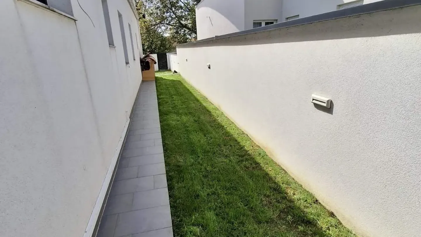 Spacious 4-Bedroom House with Garden and Garage in Novi Beograd - Image 3