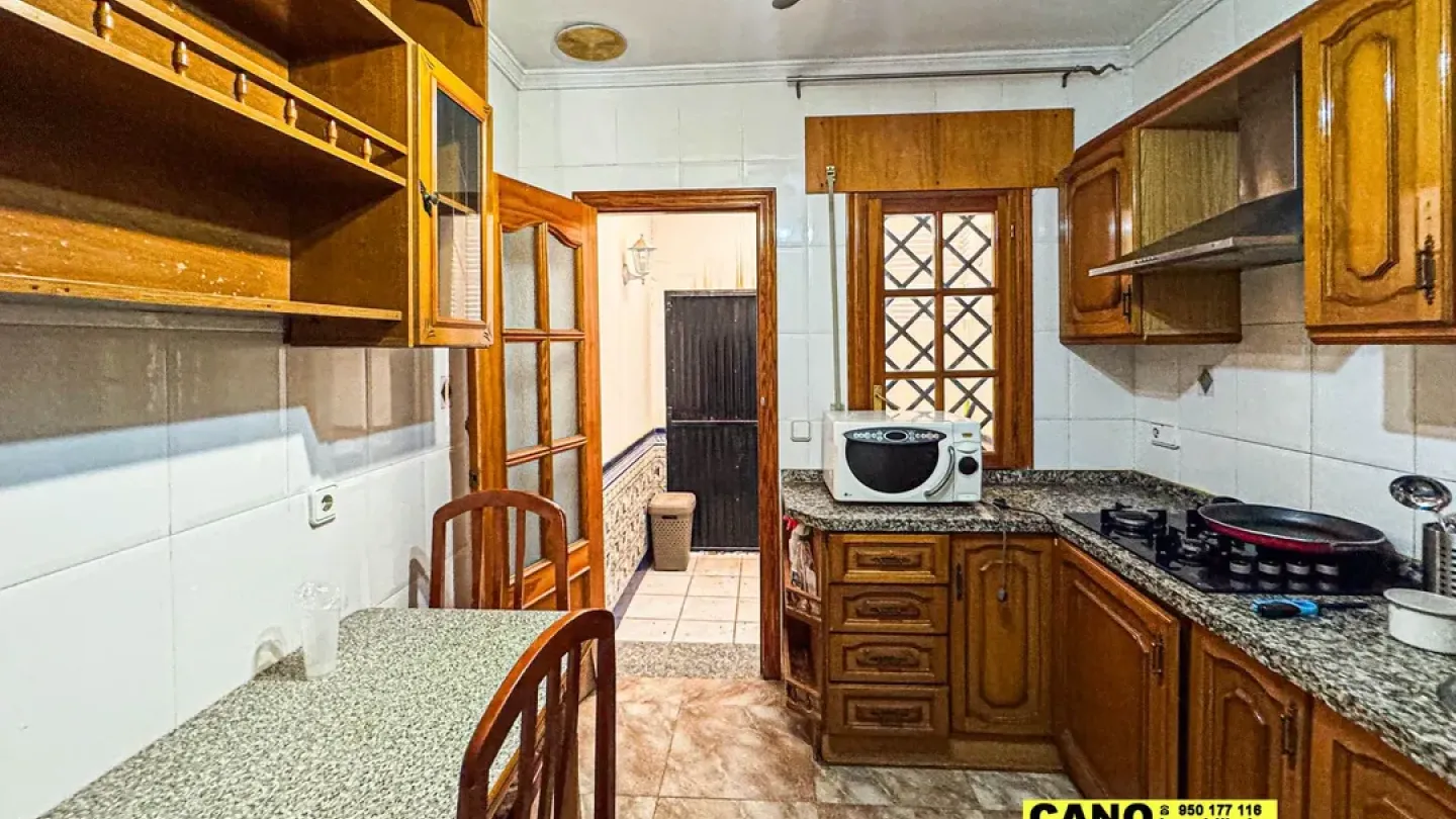 Spacious 4-Bedroom Dúplex Apartment in Prime Aguadulce Location - Image 2