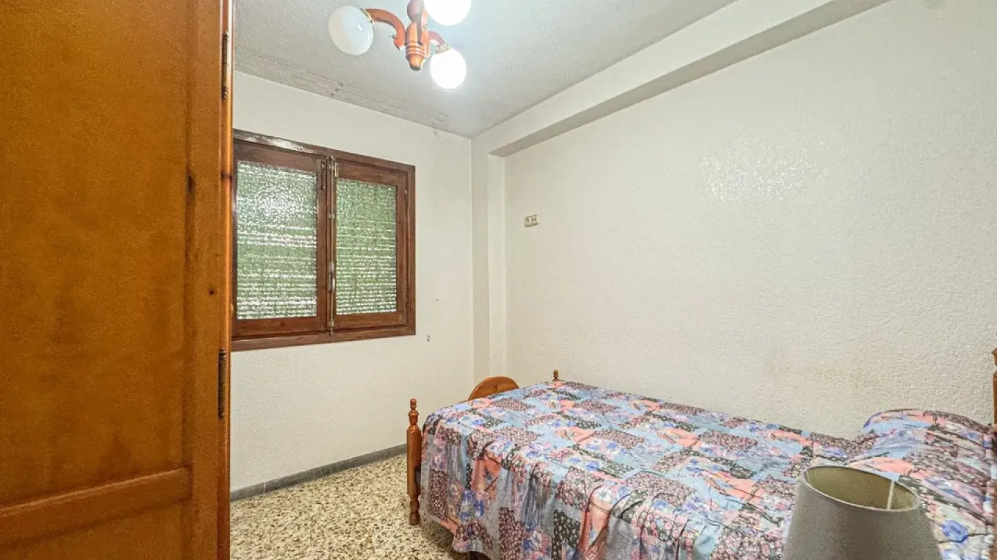 Spacious 4-Bedroom Apartment in Almería with Elevator for Sale - Image 2