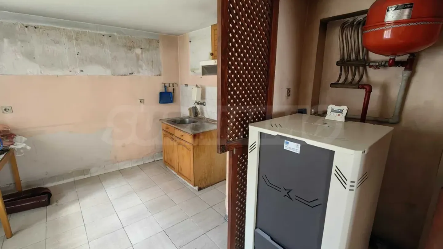 Spacious 2-Bed Apartment w/ Garage & Garden - Image 2