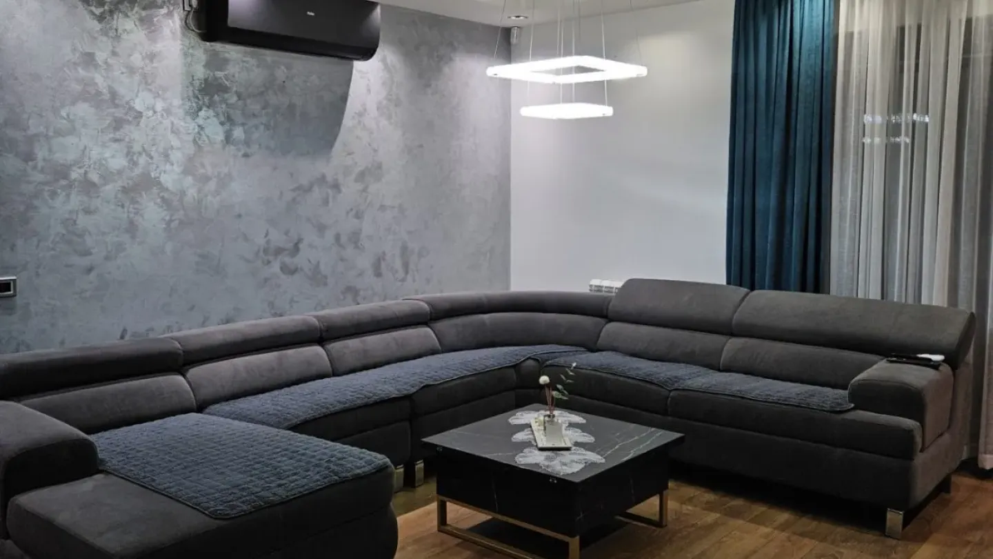 Spacious 4-Bedroom House with Garden and Garage in Novi Beograd - Image 5