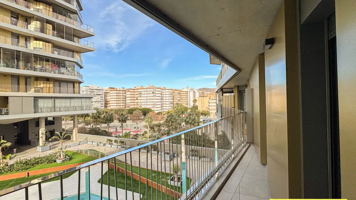 Stylish 3-Bedroom Apartment with Garage & Storage in Almería - Image 5