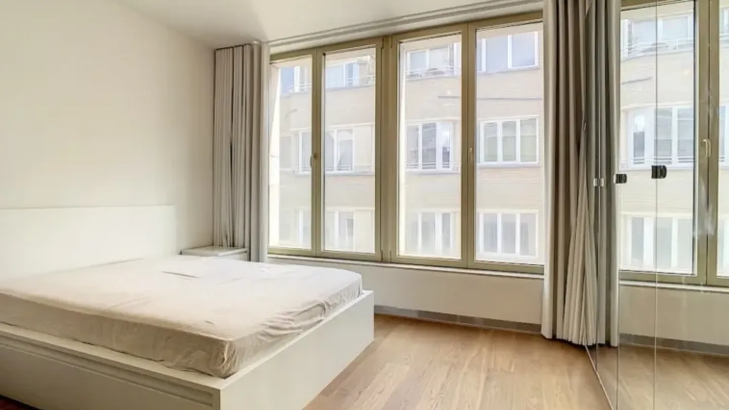 Luxurious Brussels Penthouse with Terrace, Parking & Concierge Services - Image 5