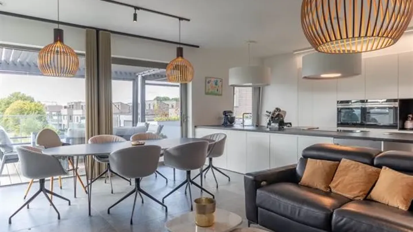 Spectacular Canal-Side Penthouse: 3 Min to Station, Stunning Views - Image 3