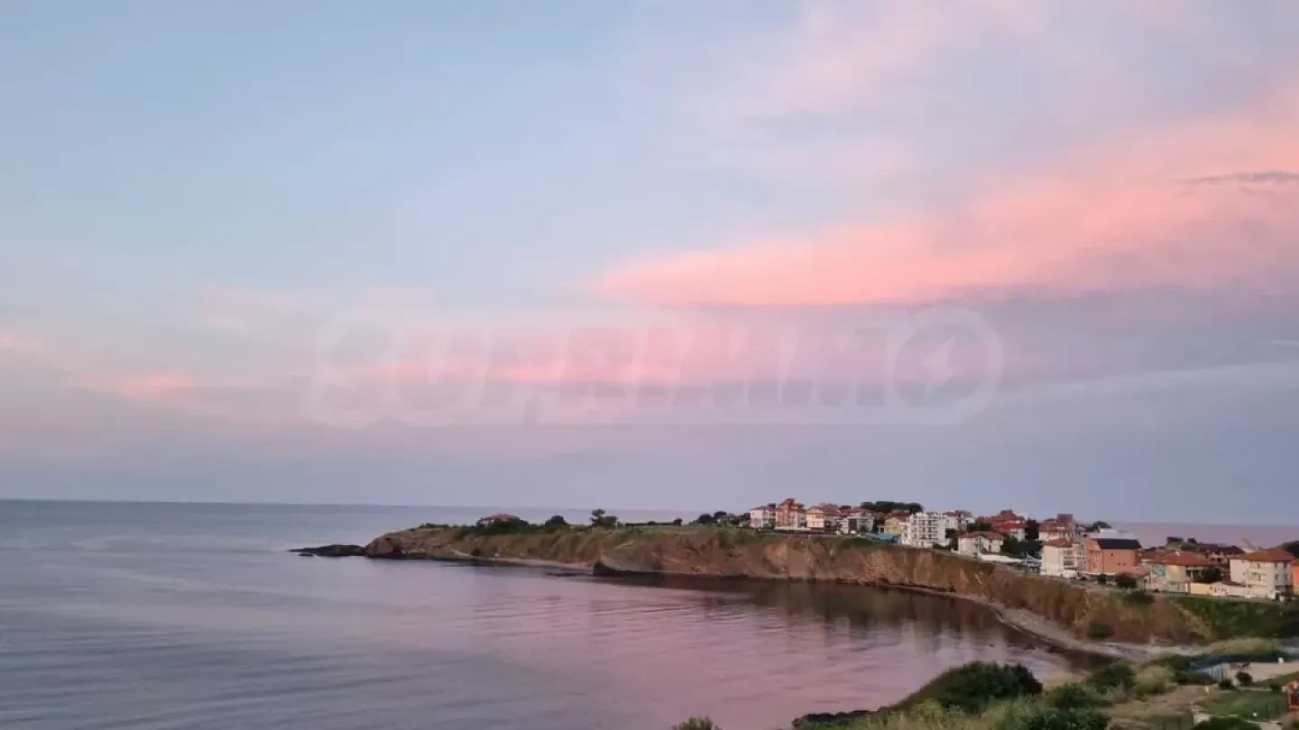 Stunning First-Line Sea Apartment in Ahtopol, Bulgaria. - Image 4