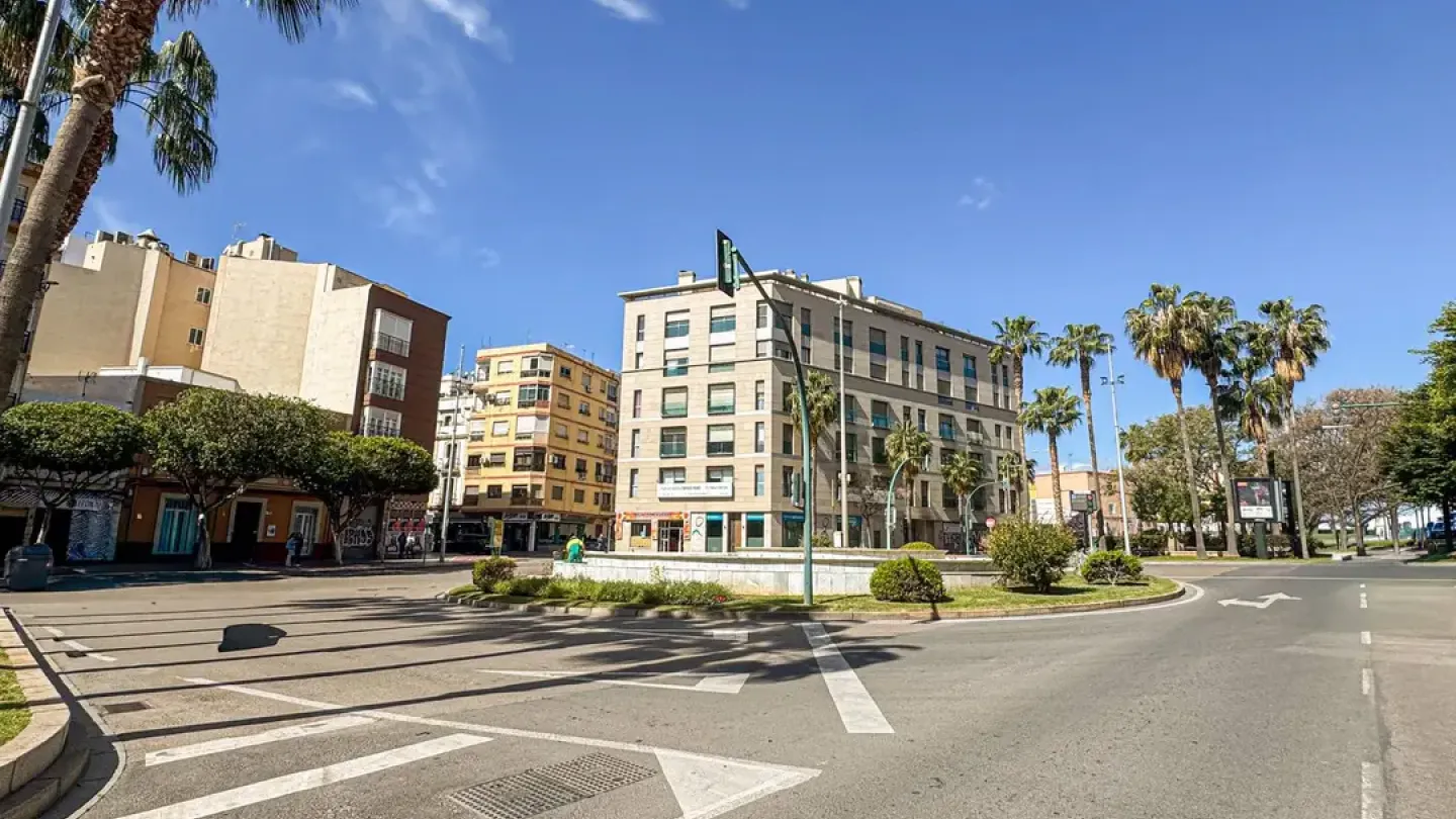 Spacious 4-Bedroom Apartment with Lift in Prime Almería Rambla Location - Image 1