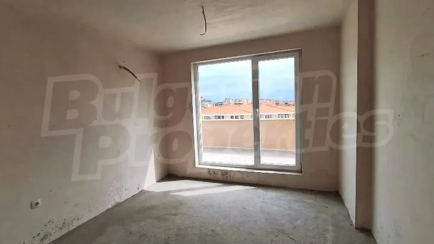 Spacious One-Bedroom Apartment with Rooftop Terrace in Ostromila - Image 2