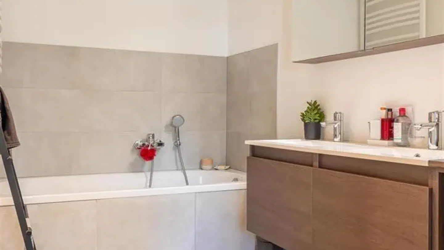 South-Facing Terrace, Parking & Modern Amenities in Ukkel Apartment - Image 5