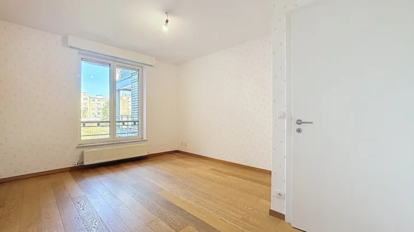 Spacious Brussels Penthouse Triplex with Rooftop Terrace & Parking - Image 4