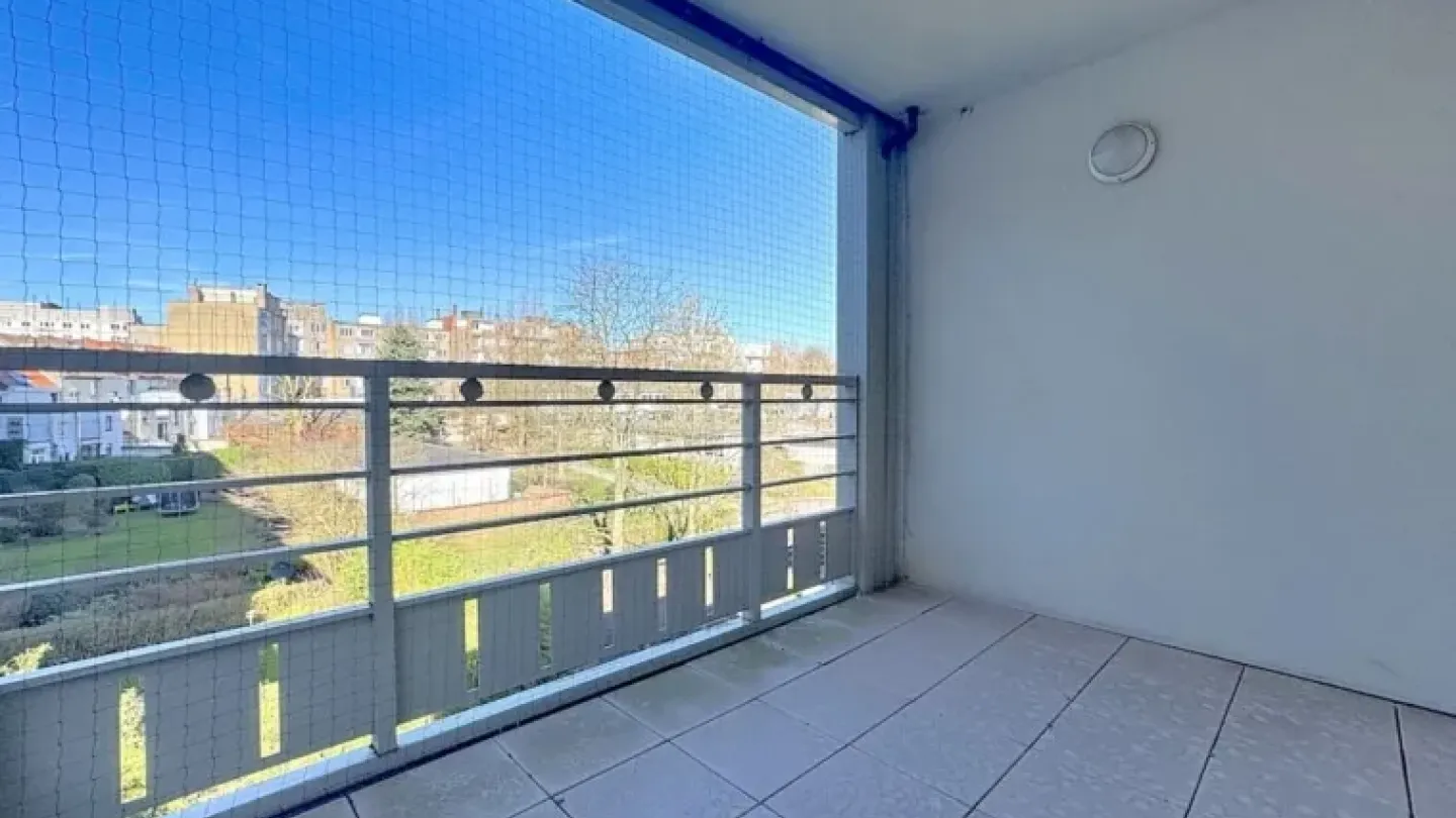 Spacious Brussels Penthouse Triplex with Rooftop Terrace & Parking - Image 5