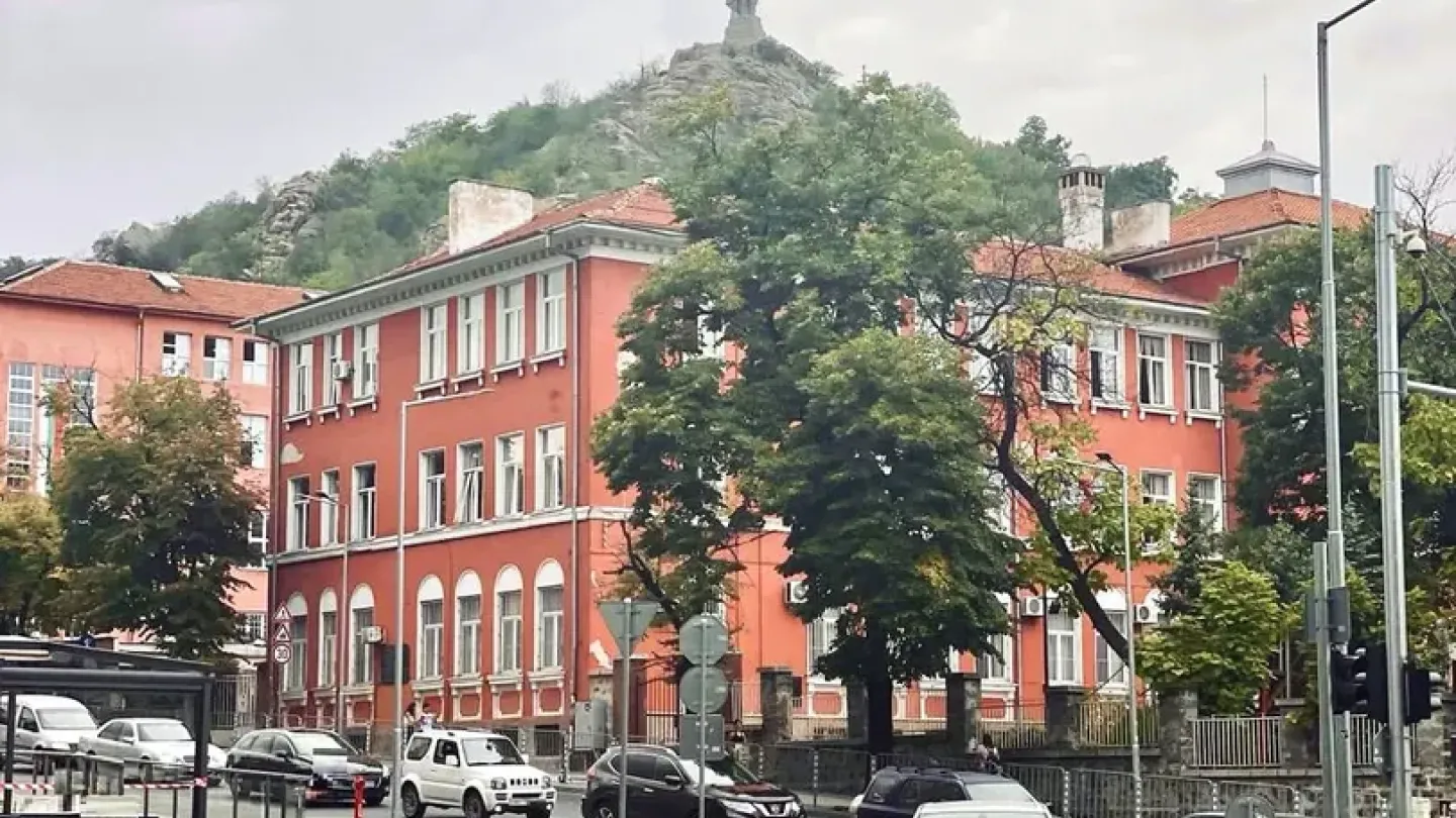 Stylish 2-Bedroom Apartment in Plovdiv - Modern & Fully Furnished - Image 3