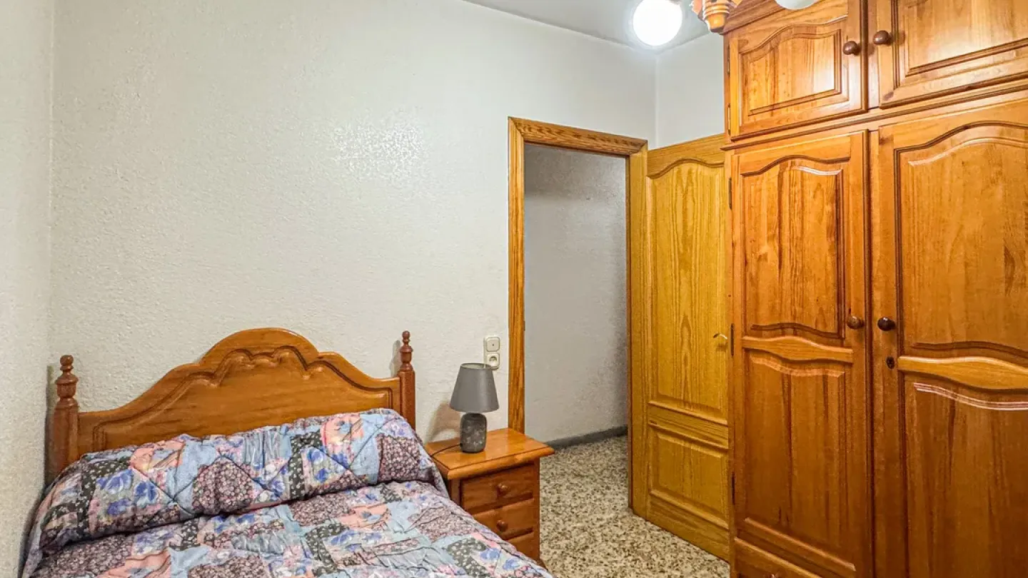 Spacious 4-Bedroom Apartment in Almería with Elevator for Sale - Image 1