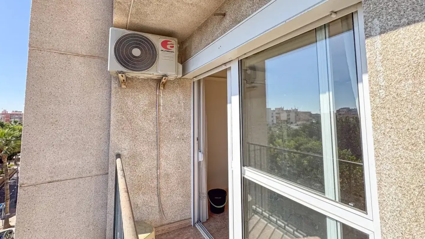 Spacious 3-Bedroom Apartment in Almería Capital with South-East Exposure - Image 4