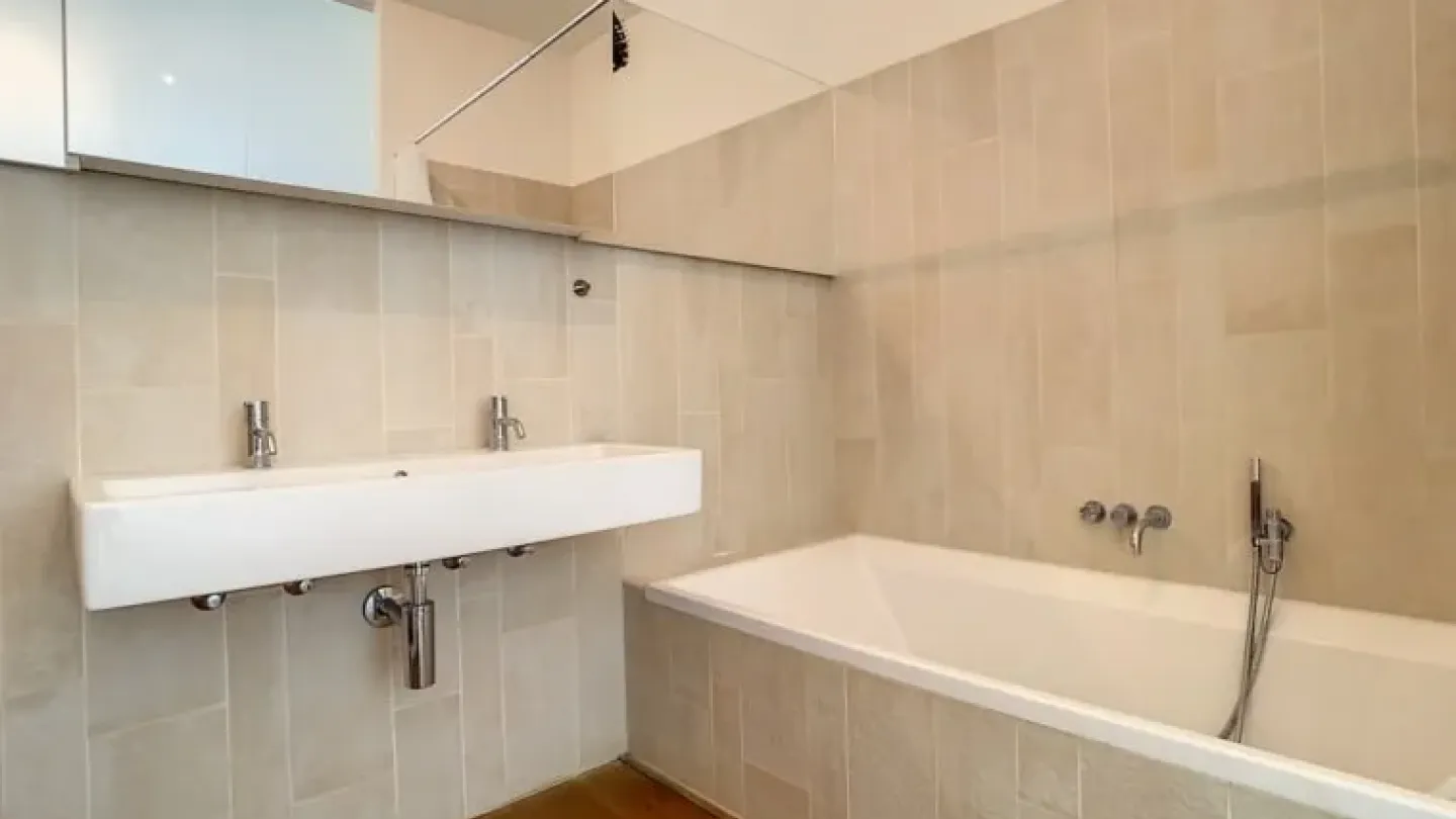 Luxurious Brussels Penthouse with Terrace, Parking & Concierge Services - Image 3