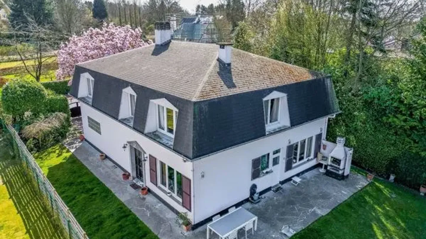 Charming 5 Bedroom House with Garden in Sint-Genesius-Rode - Image 2