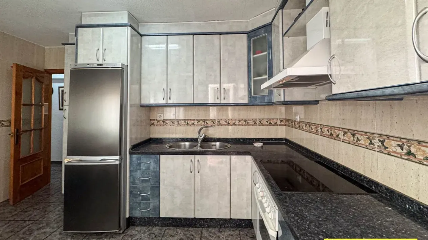 Spacious 3-Bedroom Apartment with Terrace in Viator, Spain - Image 2