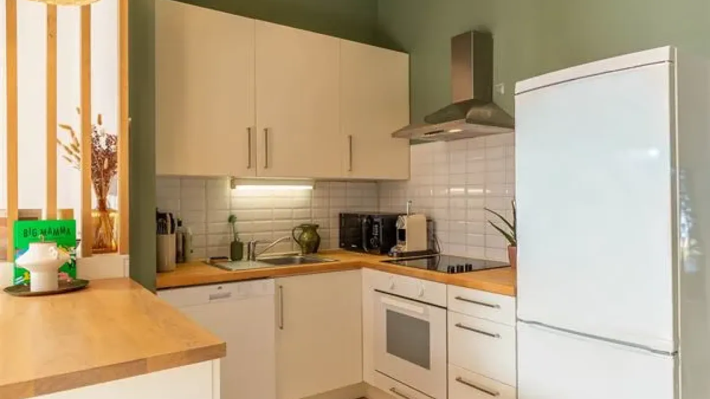 Bright 1-Bedroom Apartment with Terrace in Ukkel, Belgium - Image 3