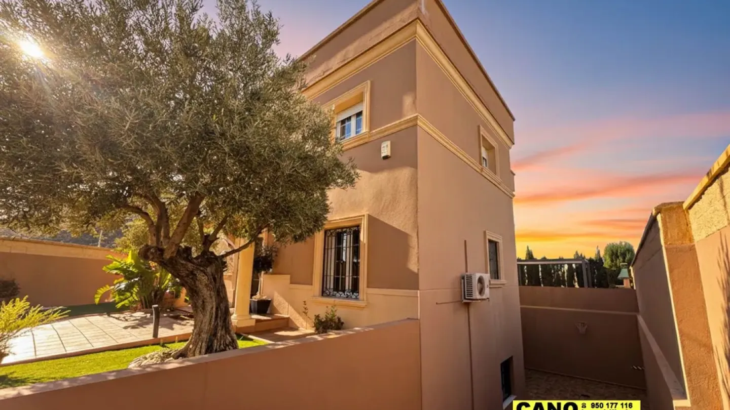 Spacious Chalet with Pool & Golf Views in Envía Golf, Spain - Image 4