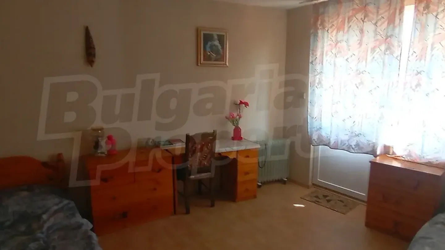 Spacious, Fully Furnished One-Bedroom Apartment in Plovdiv's Marasha - Image 2