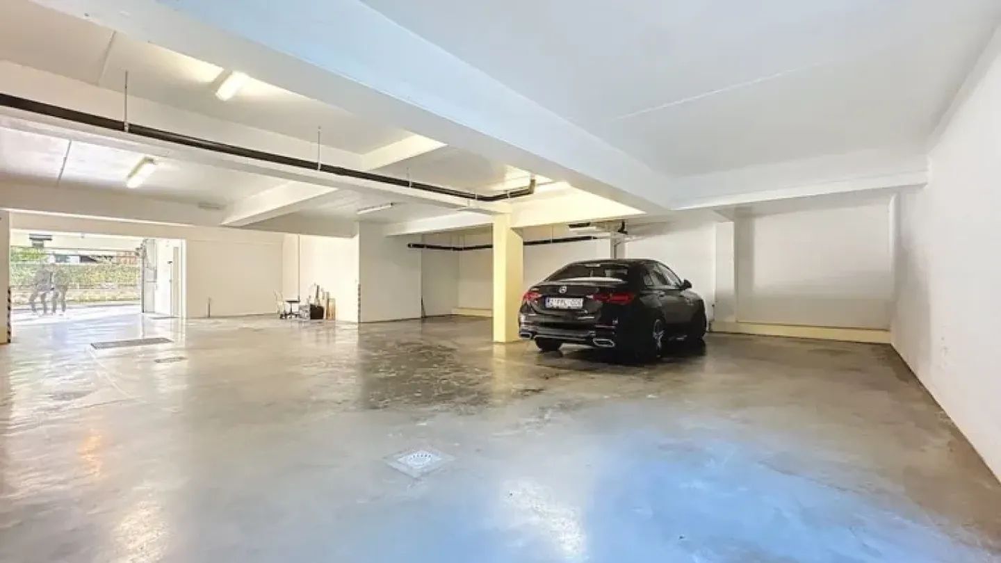 Spacious Brussels Penthouse Triplex with Rooftop Terrace & Parking - Image 2