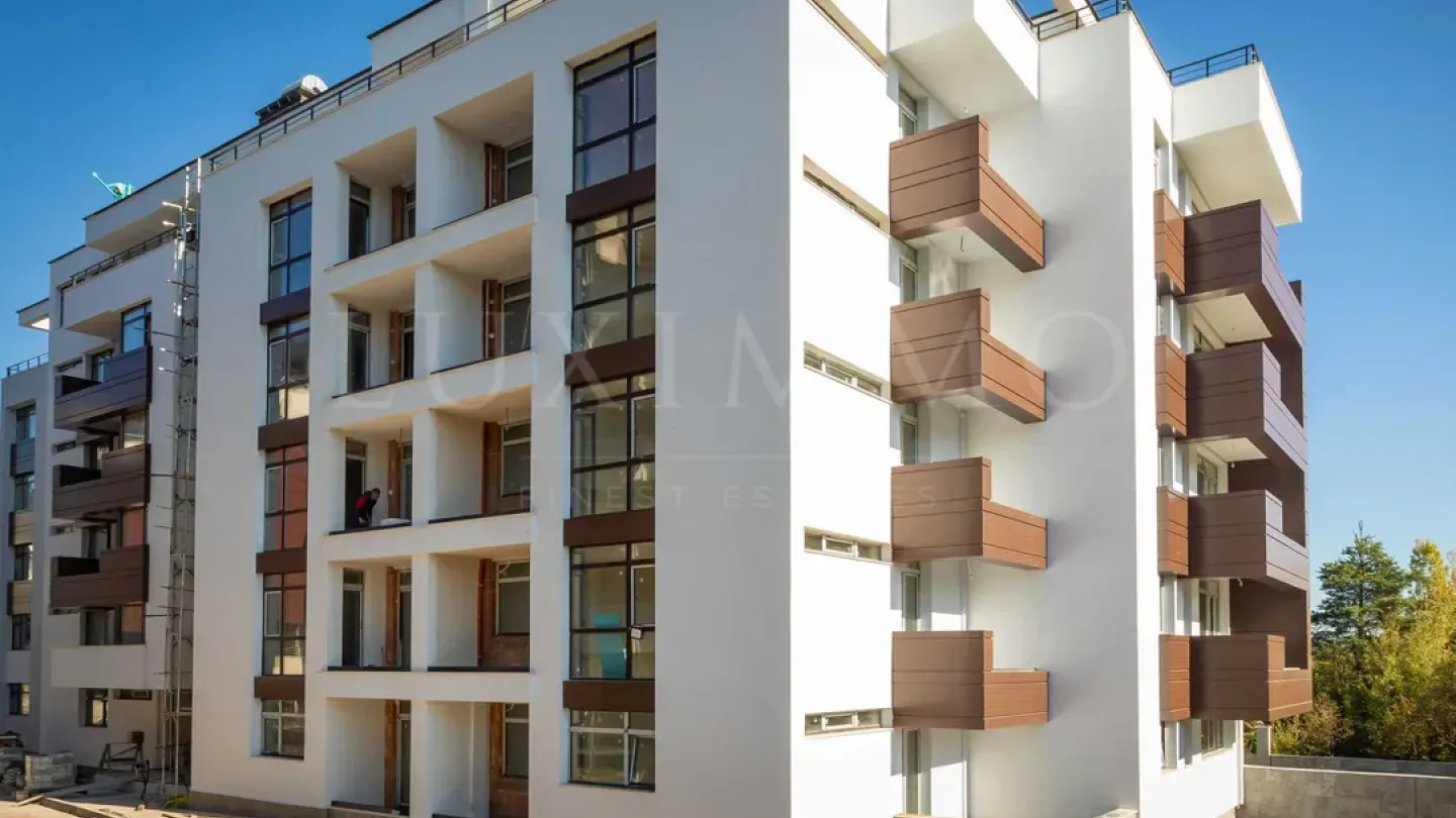 Spacious Apartment with Mountain & Park Views in Sofia - Image 4