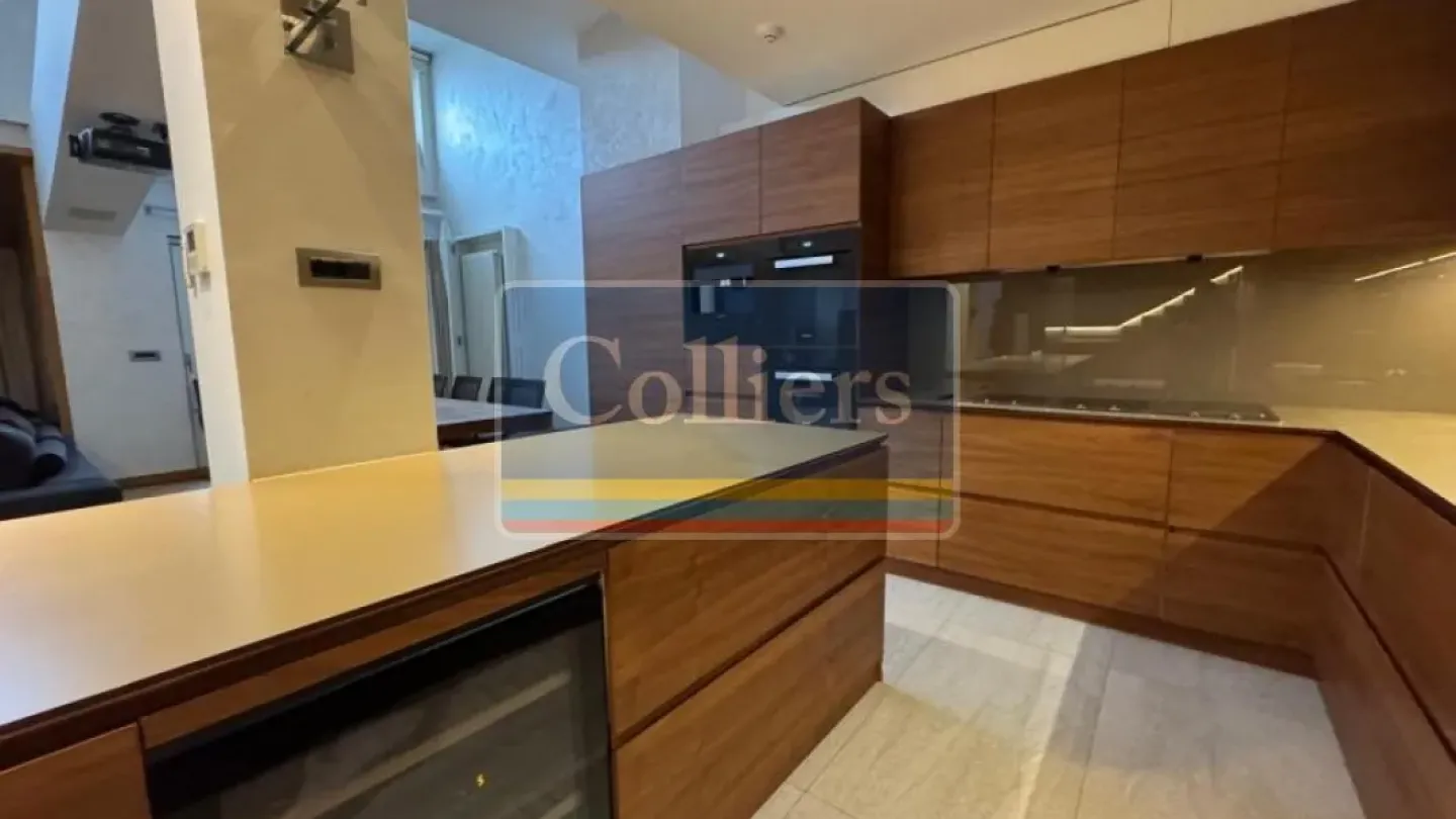 Luxurious Penthouse Apartment with Stunning Views in Belgrade's Vračar - Image 5