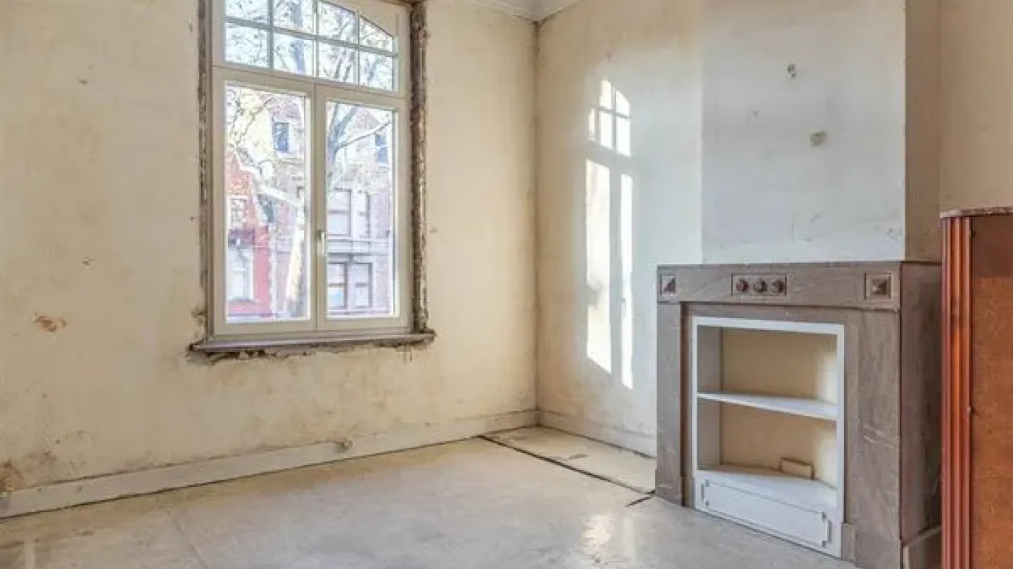 Rare 1909 Brussels Heritage House: Five Bedrooms, Garden & Unique Charm - Image 1