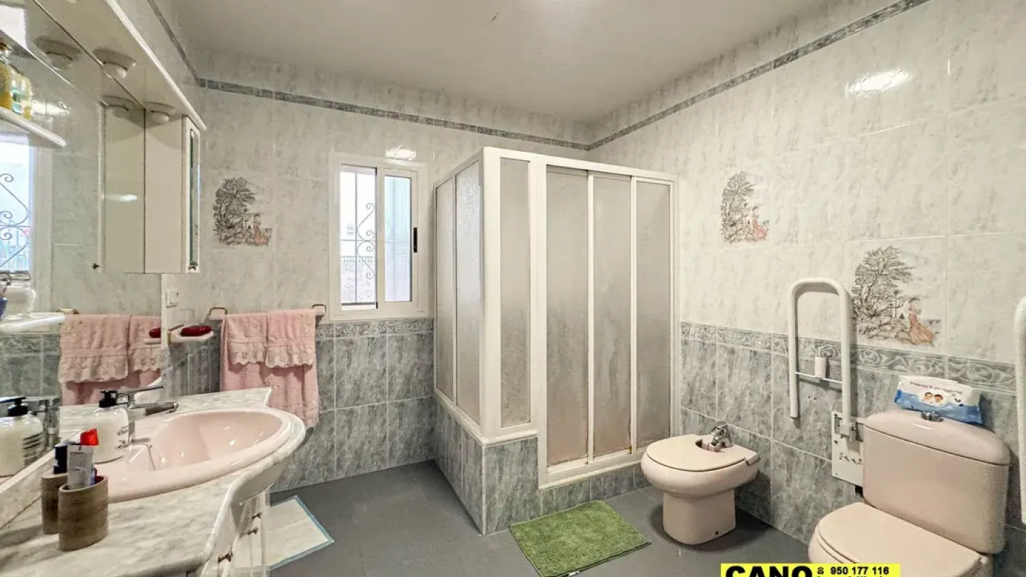 Spacious 4-Bedroom House in Viator with Porch and Garden for Sale - Image 4