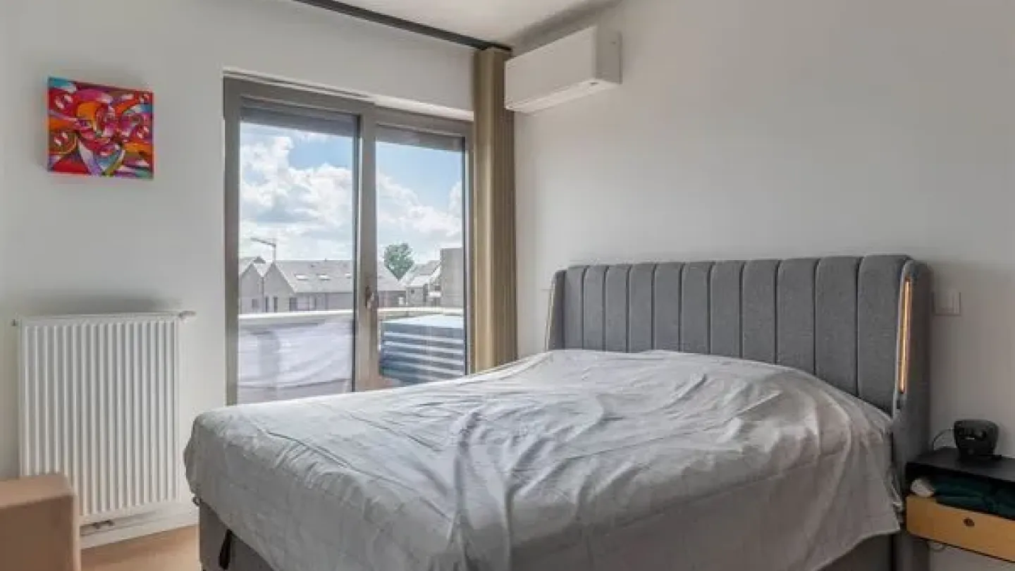 Spectacular Canal-Side Penthouse: 3 Min to Station, Stunning Views - Image 4