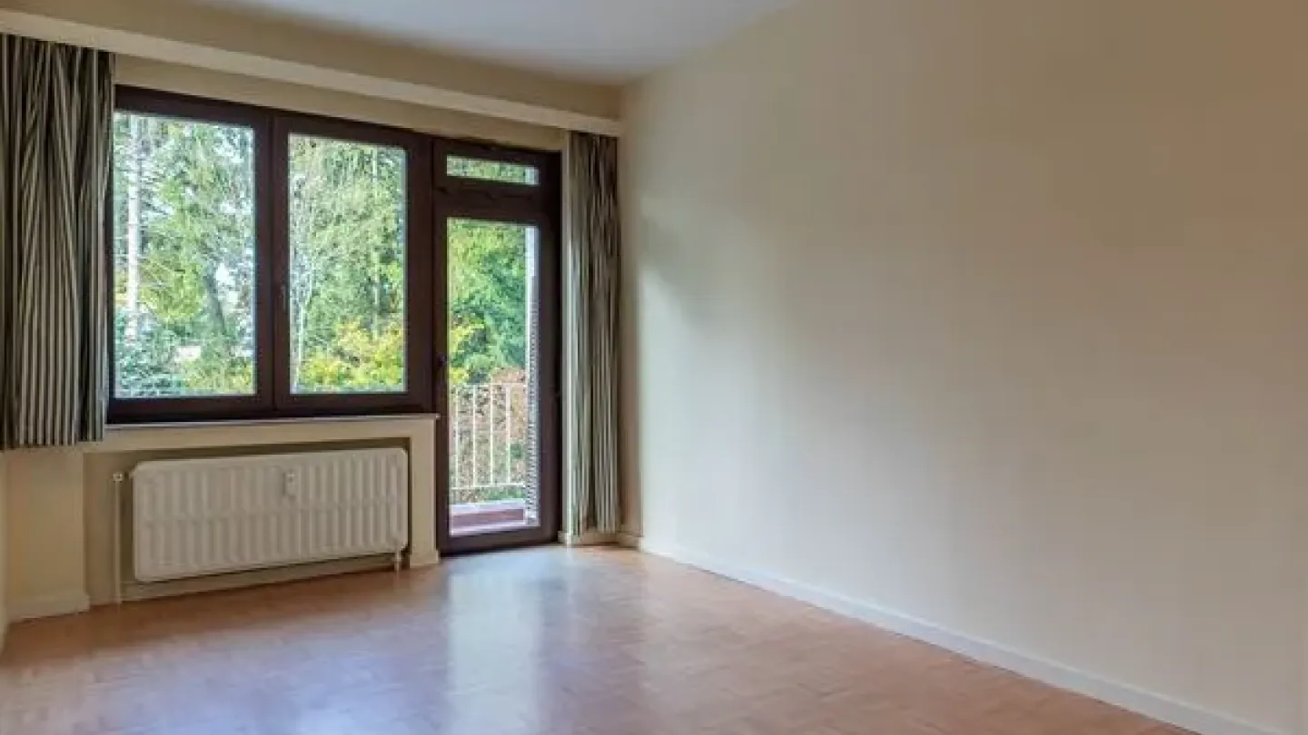 Spacious One-Bedroom Apartment with Terraces and Garage in Ukkel - Image 5