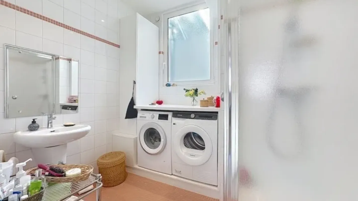 Spacious Duplex Penthouse with Terrace in Prime Brussels Location - Image 1