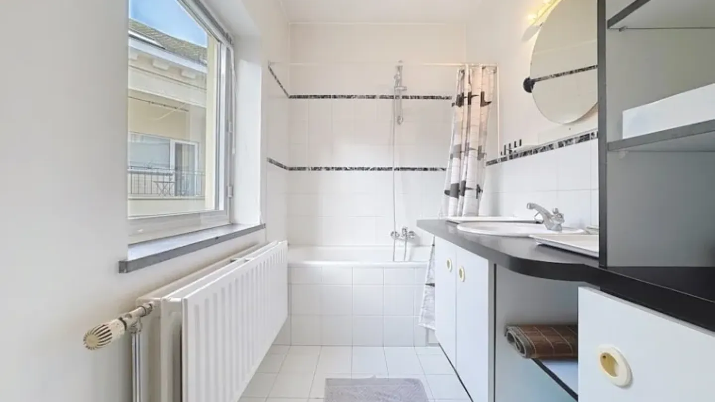 Spacious 3-Bedroom House with Outdoor Space in Brussels' Sablon - Image 4