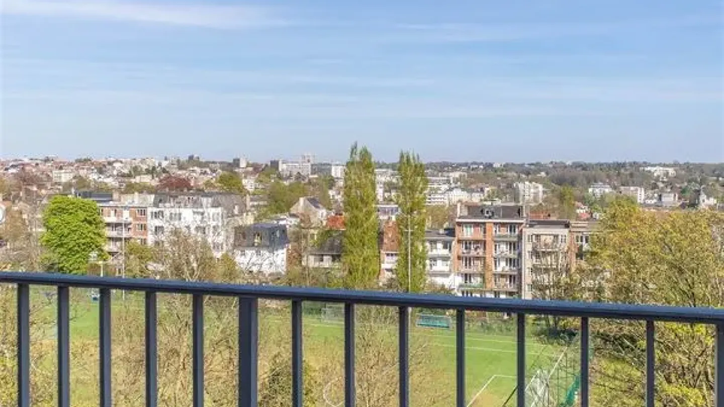 Stunning Ukkel Penthouse: 3 Bedrooms, Garage & Breathtaking City Views - Image 1