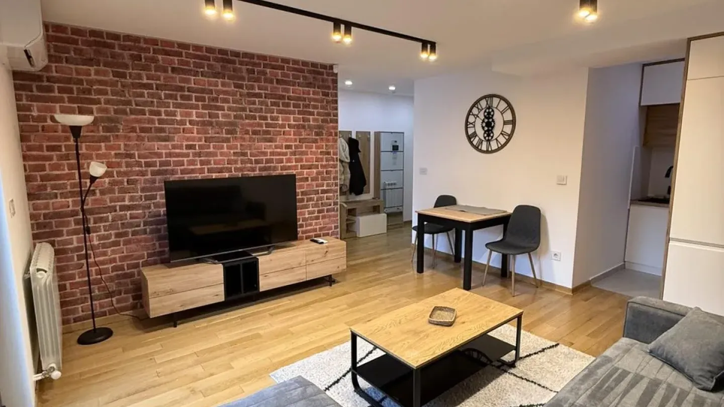 Bright 2-Bedroom Apartment for Rent in Vračar, Belgrade with Garage - Image 1