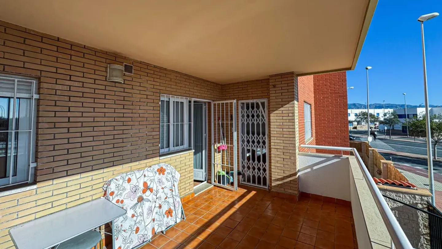 Spacious 3-Bedroom Apartment in Almería with Terrace & Garage - Image 3