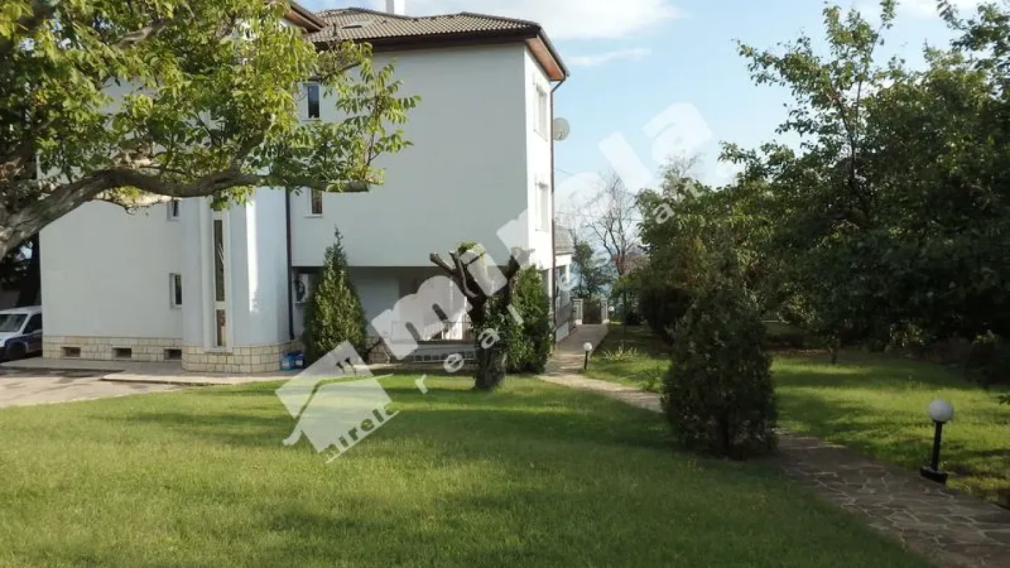 Luxury Waterfront Estate with Stunning Panoramic Views - Image 4