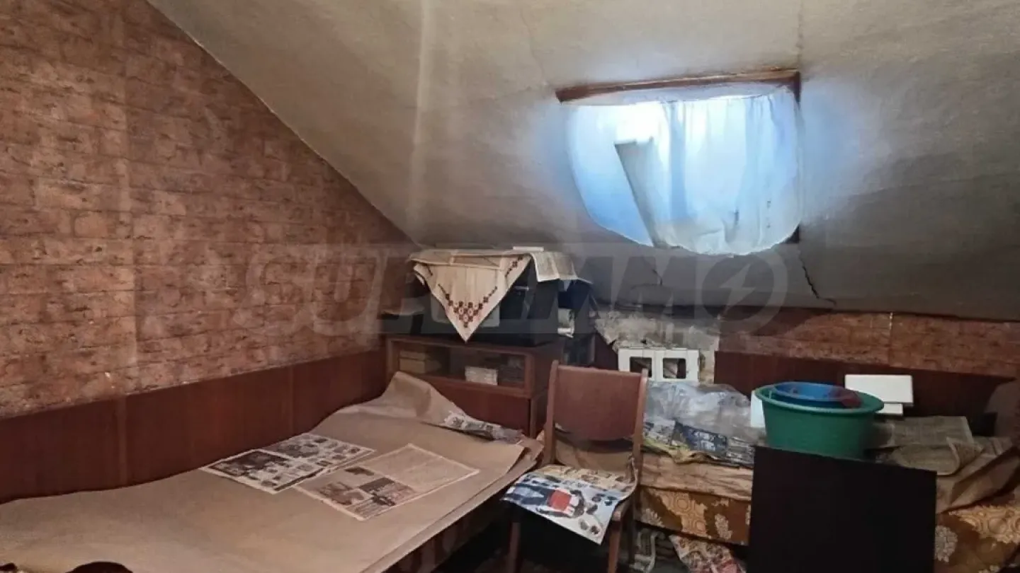 Spacious 3-Bedroom Apartment with Attic in Veliko Tarnovo Center - Image 4
