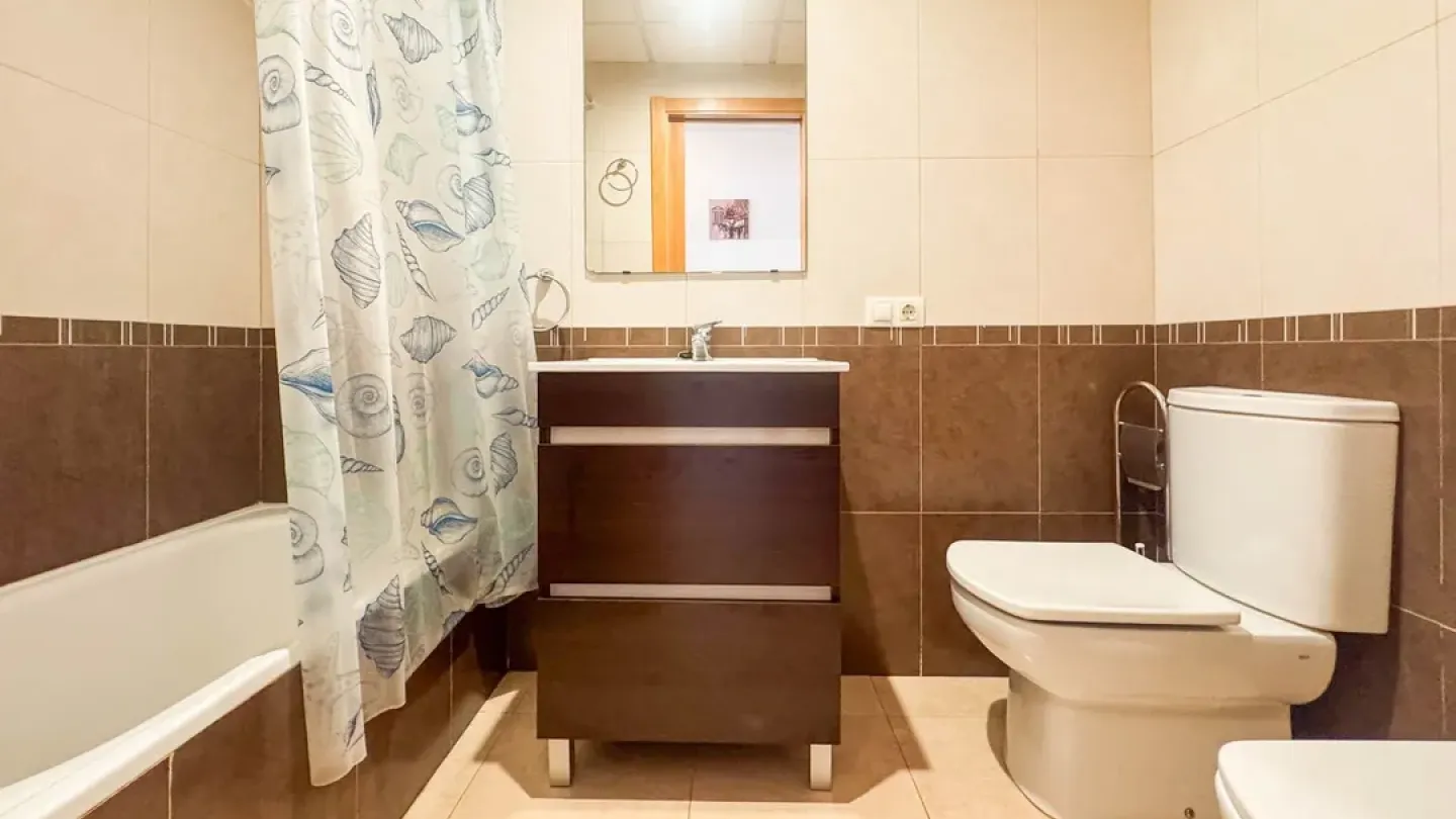 Spacious 2-Bedroom Apartment in Almería with Modern Amenities - Image 2