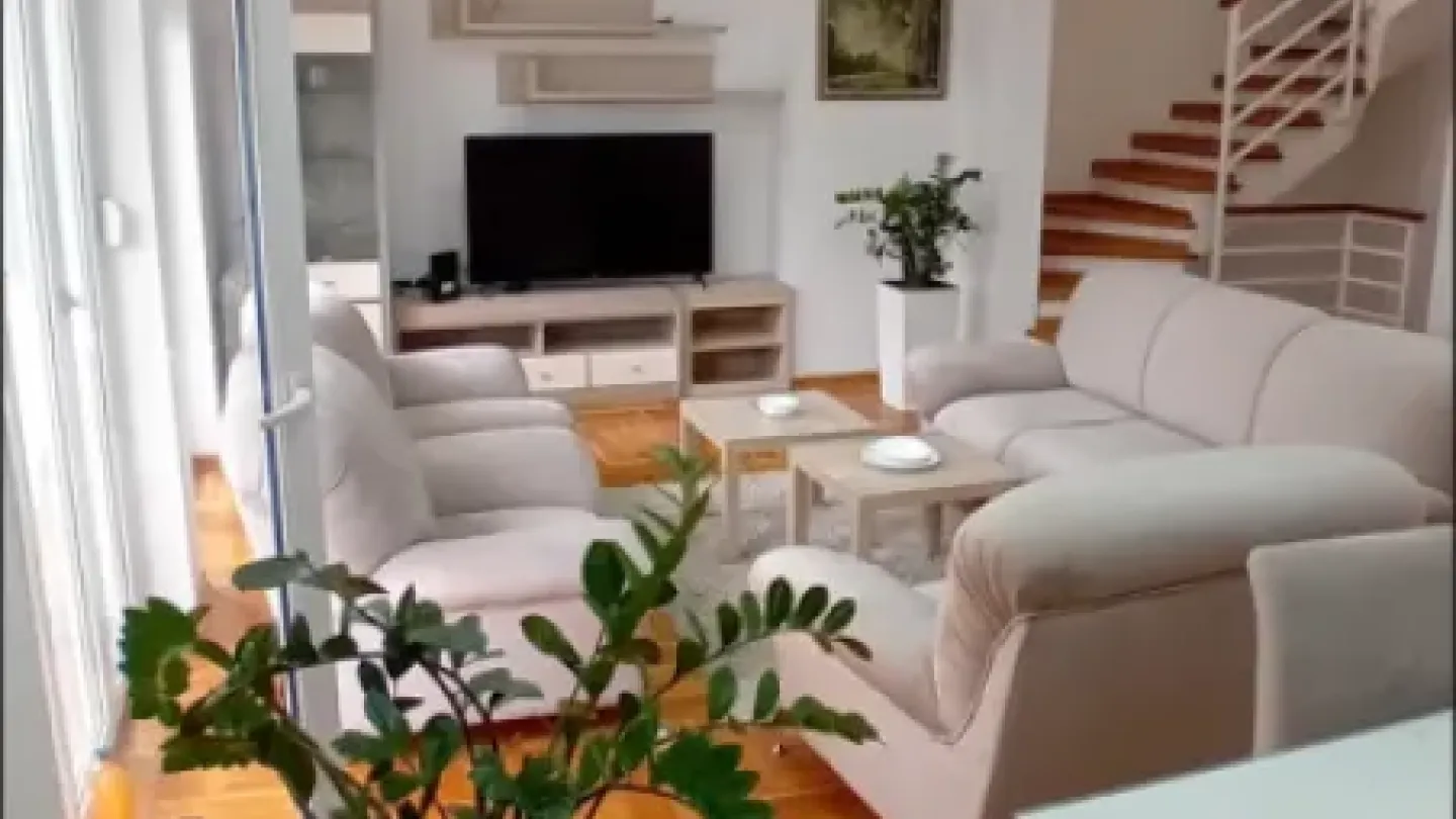 Spacious 5-Bedroom House with Stunning Features in Belgrade - Image 3