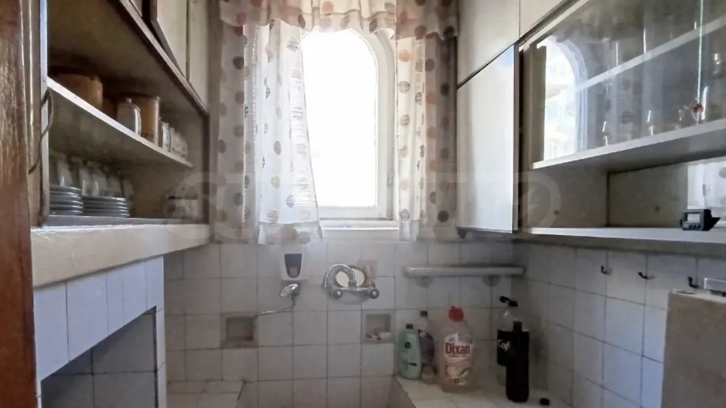 Spacious 3-Bedroom Apartment with Attic in Veliko Tarnovo Center - Image 1