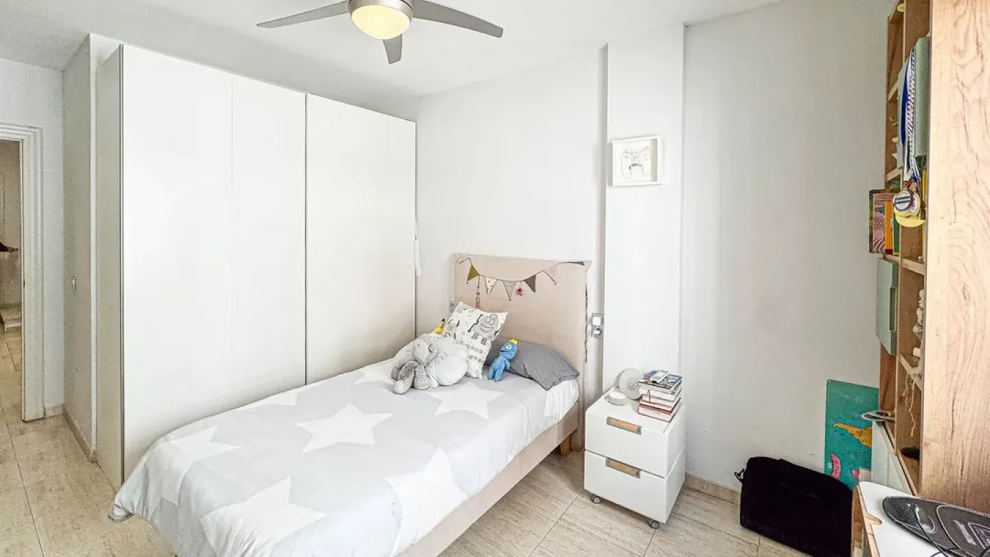 Spacious Triplex Apartment with Garage and Solar Panels in Roquetas de Mar - Image 3