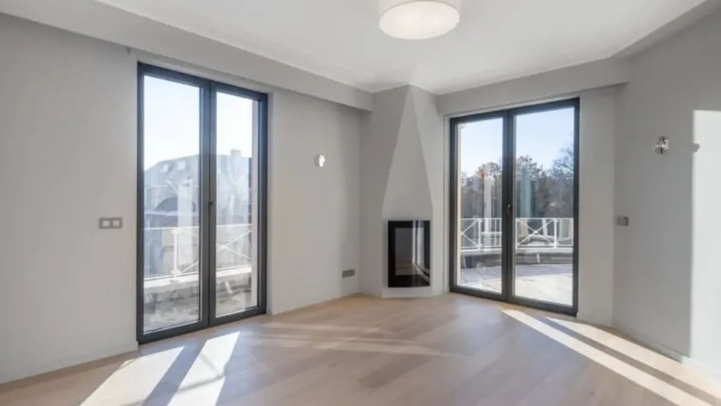 Exceptional Brussels Penthouse with Terrace & Modern Amenities - Image 5