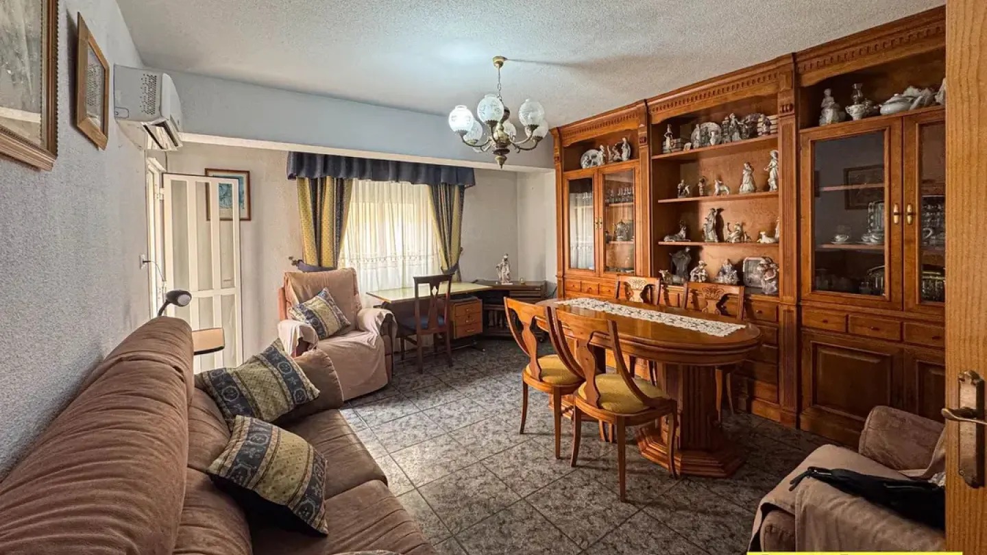 Spacious 3-Bedroom Apartment with Terrace in Viator, Spain - Image 3