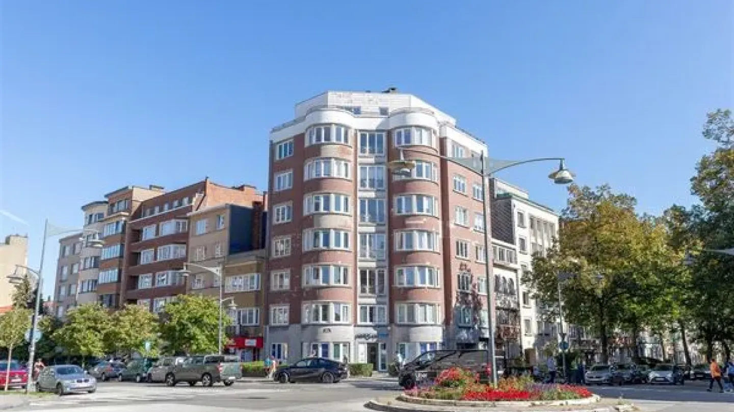 Bright Apartment with Authentic Charm Near Ixelles Cemetery, Brussels - Image 1