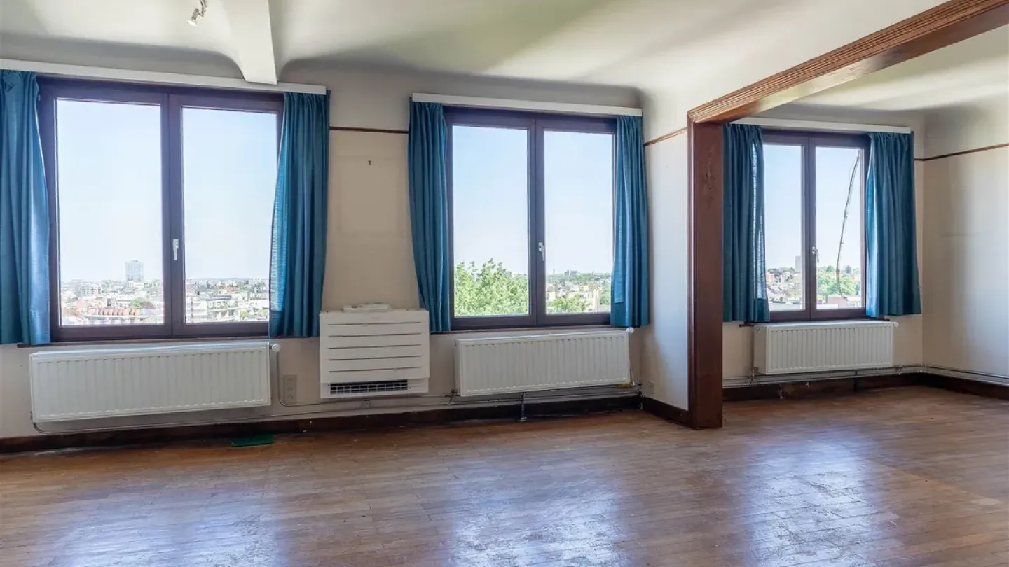 Top Floor Apartment with Stunning Views in Forest – 3 Bedrooms - Image 2