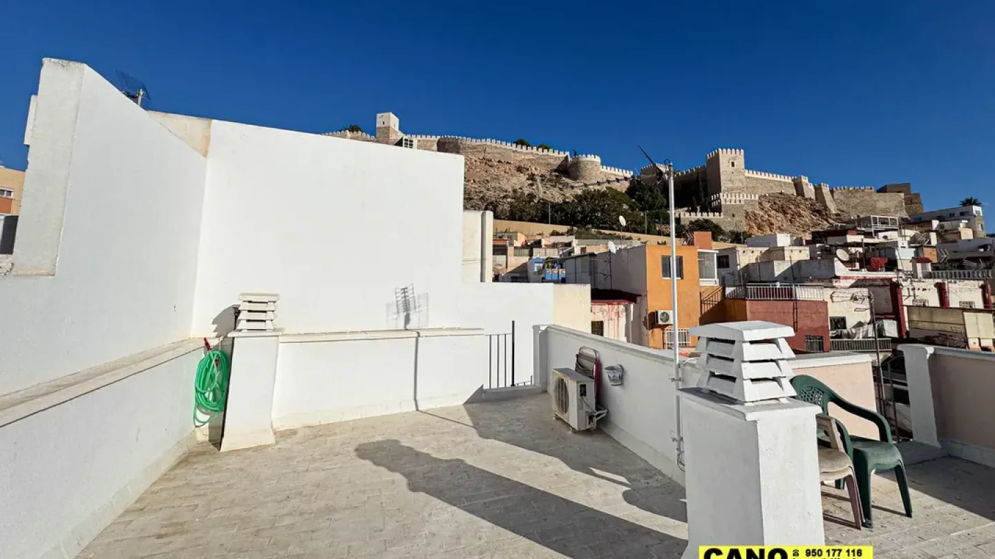 Spacious Refurbished Triplex Apartment in Central Almería, Spain - Image 4